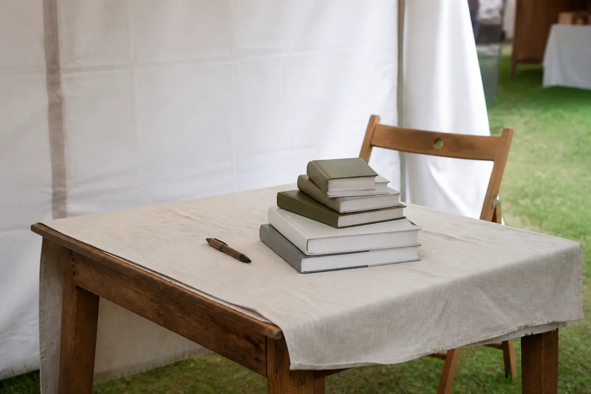 Table de dédicace d&rsquo;auteur sur un salon du livre local